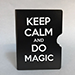Keep Calm & Do Magic Protector de Cartas Bicycle (NEGRO) - Bazar de Magia