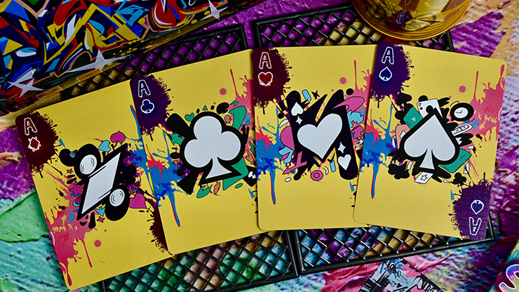 Shinjuku Spray Girls Gilded セット アクリルケース付 Shinjuku Spray Girls V1 Playing Cards - Murphy's Magic Supplies