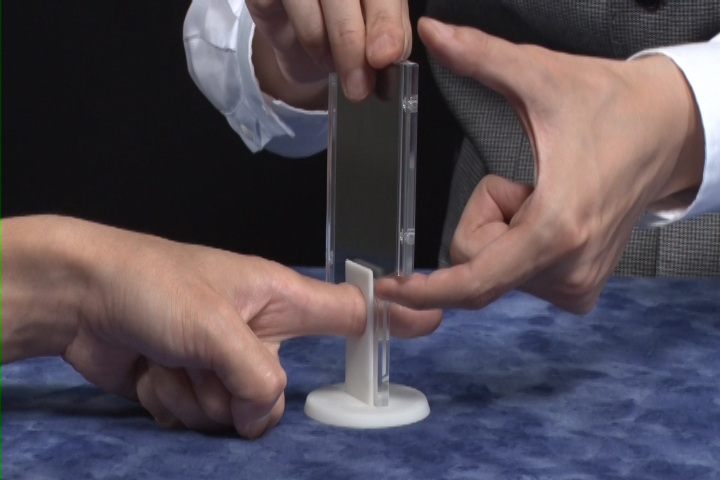 Trick Smart Guillotine by Tenyo Magic 